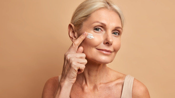 Ilustrasi perawatan untuk usia 40an, Kunci Utama dalam Skincare Anti-Aging yang Lembut, Tips Menggunakan Skincare Anti-Aging di Usia 40+, Contoh Produk yang Sesuai Kriteria, Kapan Harus Lebih Hati-Hati?