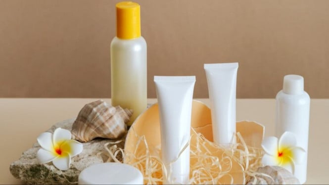 Ilustrasi Produk Skincare, 1. Pherini Whitening Alchemist Body Lotion , 2. Pherini Armpit Brightening Cream, 3. SOMETHINC Skin Goals Brightening, 4. Pherini Brightening Body Wash Cleanser, 5.Pherini Actual Eau de Parfum , 6. Scarlett Whitening Body Lotion Romansa