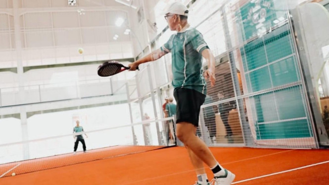 Ilustrasi bermain padel.