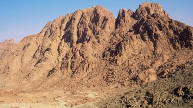 Gunung Sinai, Latar Sejarah dan Signifikansi Religius, Sketsa Proyek Resor: “Great Transfiguration Project”, Kekhawatiran Dampak Lingkungan, Budaya, dan Sosial, Eskalasi Diplomasi &amp; Tekanan Internasional, Peluang &amp; Tantangan Pariwisata Religius Kontemporer