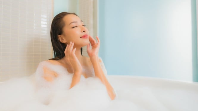 Ilustrasi mandi, Membongkar Perbedaan Kunci: Formula dan Hasil Akhir, 2. Serum Ingredients untuk Perawatan Mendalam, Scarlett Parfume Body Serum, 3. Hasil Nyata dari Uji Coba Konsumen