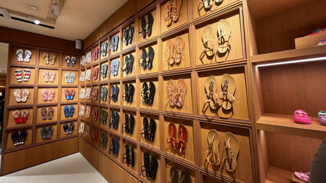 Koleksi sandal
