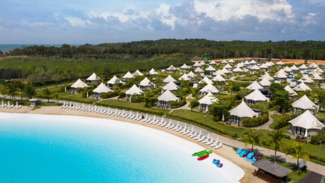 Natra Bintan, 1. Doulos Phos The Ship Hotel – Kapal Bersejarah yang Menjadi Hotel, Doulos Phos The Ship Hotel, 2. Natra Bintan, A Tribute Portfolio Resort – Glamping Mewah di Crystal Lagoon, Natra Bintan, 3. Lagoi Bay – Pusat Olahraga Air dan Pantai Publik di Bintan, Pantai Lagoi Bintan