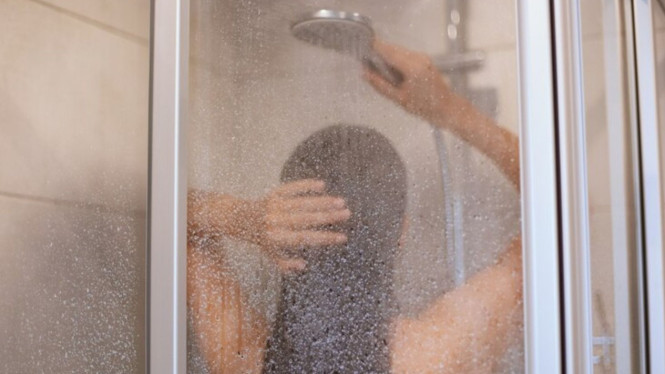 Ilustrasi Kaca Shower, 1. Gunakan Campuran Cuka dan Sabun Cuci Piring, 2. Atasi Noda Membandel dengan Baking Soda, 3. Gunakan Squeegee Setiap Setelah Mandi, 4. Rutin Bersihkan Kaca Shower, 5. Lakukan Deep Cleaning, 6. Gunakan Water Repellent, 7. Jaga Sirkulasi Udara, 8. Pertimbangkan Menggunakan Shower Head dengan Water Softener