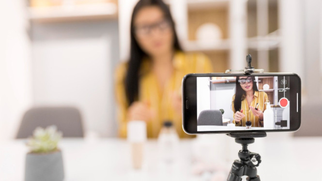 Ilustrasi live streaming, 1. Mulai dari Diri Sendiri: Temukan Passion dan Tunjukkan Siapa Kamu, 2. Bangun Konsistensi, Bukan Sekadar Eksistensi, 3. Jaga Interaksi dan Bangun Komunitas yang Tulus, 4. Gunakan Platform Secara Cerdas, 5. Jadikan Kreativitas Sebagai Aset Utama
