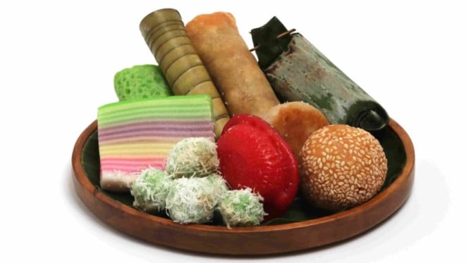 Ilustrasi Kue Tradisional, 1. Ketiwul, 2. Ketimus, 3. Clorot, 4. Kue Rangi, 5. Selendang Mayang, 6. Grontol, 7. Gulo Puan, 8. Kue Putu, 9. Kue Ku, 10. Kue Geplak, 11. Jawada / Kue Rambut, 12. Unter-Unter