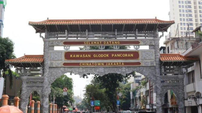 Kawasan Glodok, 1. Kari Lam, 2. Bakmi Ahiang / Bakmi Amoy, 3. Kopi Es Tak Kie, 4. Kue Pancong Lucky , 5. Gado-Gado Direksi, 6. Cakwe &amp; Kue Bantal Gang Gloria, 7. Nasi Ulam Misjaya 