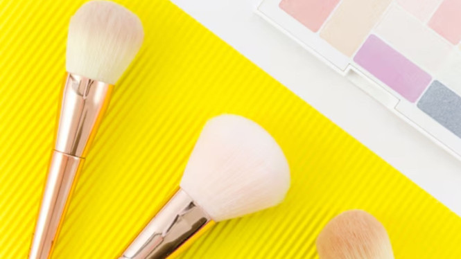 Ilustrasi Kuas Makeup, Cara Mencuci Kuas Makeup yang Benar, Cara Mencuci Beauty Blender, Tips Tambahan agar Tetap Higienis, Saran Frekuensi Membersihkan Kuas dan Beauty Blander