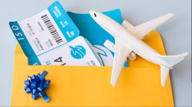 Ilustrasi Tiket Pesawat, 1. Perhatikan Waktu saat Membeli Tiket, 2. Aktifkan Fitur Price Alert di Aplikasi Travel, 3. Pilih Hari dan Jam Keberangkatan yang Sepi, 4. Gunakan Mode Penyamaran, 5. Pilih Bandara Alternatif, 6. Pertimbangkan Maskapai Low-Cost Carrier (LCC), 7. Manfaatkan Promo Bank, Paylater, dan OTA, 8. Cari Tiket Transit, 9. Gunakan Tools Perbandingan Harga