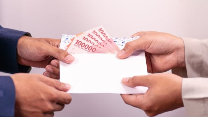 Ilustrasi zakat, 1. Pastikan Legalitas Resmi dan Diakui Negara, 2. Transparansi Pengelolaan Dana, 3. Akuntabilitas dan Profesionalisme, 4. Rekam Jejak dan Fokus Program yang Jelas, 5. Kepatuhan terhadap Prinsip Syariat, 6. Kolaborasi dan Pengawasan