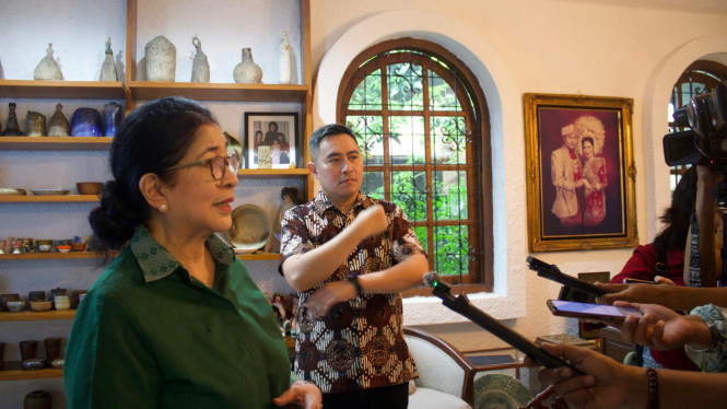 Prof. Nila F Moeloek (kiri) dan Dr. Ray Wagiu