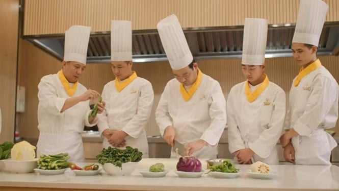 Dapur katering di China, Kapasitas Produksi Masif dengan Sistem Terintegrasi, Standar Higienitas Setara Fasilitas Medis, Laboratorium Nutrisi untuk Riset Bahan Makanan, Pemanfaatan Teknologi AI dalam Proses Memasak, Optimalisasi Tenaga Kerja di Tahap Akhir Produksi