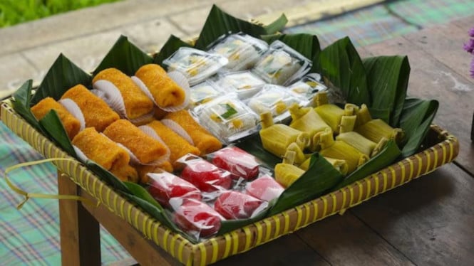 Ilustrasi Takjil, 1. Es Kopi Susu Gula Aren Botolan, 2. Dessert Box Mini, 3. Puding Susu dengan Topping Kekinian, 4. Risoles Mayo, 5. Es Buah Cup Modern