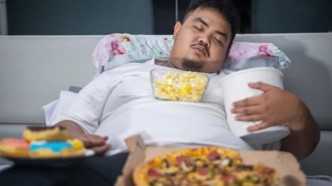 Ilustrasi Makan Setelah Sahur, 1. Meningkatkan Risiko Asam Lambung Naik, 2. Mengganggu Proses Pencernaan, 3. Meningkatkan Risiko Penumpukan Lemak, 4. Menurunkan Kualitas Tidur, 6. Berpotensi Memengaruhi Kesehatan Jangka Panjang