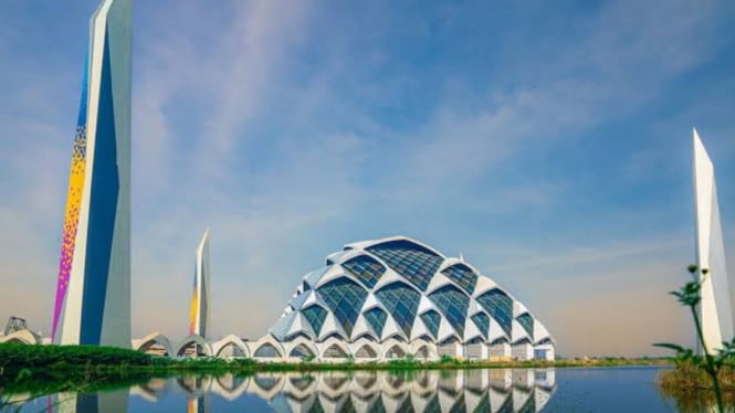 Masjid Al Jabar di Bandung, Jawa Barat, 1. Masjid Al-Akbar, Surabaya, 2. Masjid Agung Sheikh Zayed, Solo, 3. Masjid Agung Jawa Tengah, 4. Masjid 99 Kubah, Makassar, 5. Masjid Raya Sumatera Barat, 7. Masjid Ramlie Musofa, Jakarta Utara