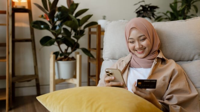 Ilustrasi belanja online, Busana dan Aksesori Lebaran, Produk Perawatan Diri, Parfum dan Personal Care, Kebutuhan Kesehatan, Parsel dan Bingkisan