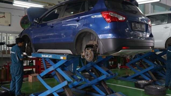 Mobil di bengkel 