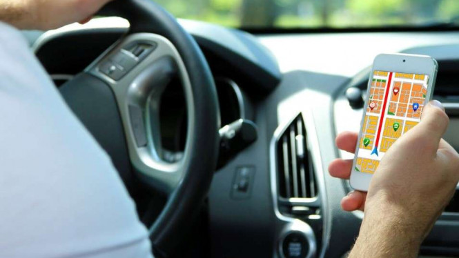 Main ponsel ketika berkendara melanggar dua pasal Main ponsel ketika berkendara melanggar dua pasal