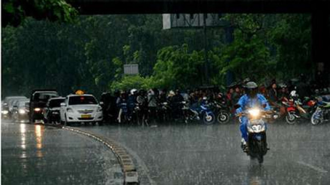 Mengendarai sepeda motor saat hujan Mengendarai sepeda motor saat hujan