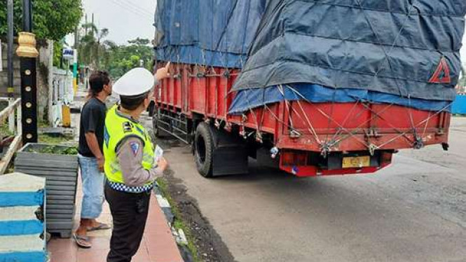 truk ODOL adalah kejahatan lalu lintas truk ODOL adalah kejahatan lalu lintas