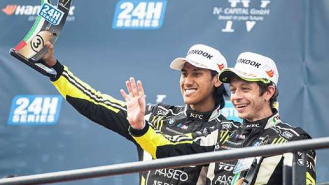Rossi dan Sean Gelael Sabet Podium Rossi dan Sean Gelael Sabet Podium