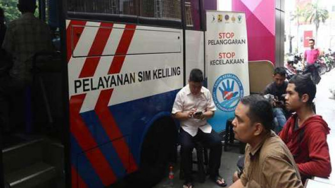 2 Lokasi SIM Keliling Bandung Sebelum Akhir Pekan, Ada di BPR KS, Syarat Perpanjang SIM, Biaya Perpanjang SIM 2025, Lokasi Gerai SIM Bandung dan Samsat Keliling Bandung, Jadwal dan Lokasi SIM Keliling Bandung Hari Ini, Selasa 16 Desember 2025