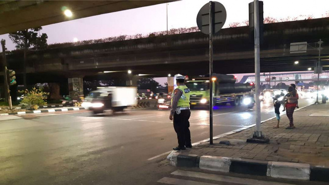 Tilang kendaraan tidak lolos uji emisi Tilang kendaraan tidak lolos uji emisi
