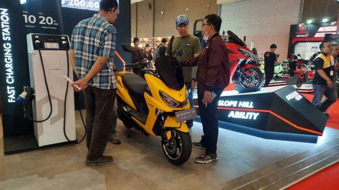 2 Motor Listrik Polytron Curi Perhatian di IIMS 2024, Ada Subsidi