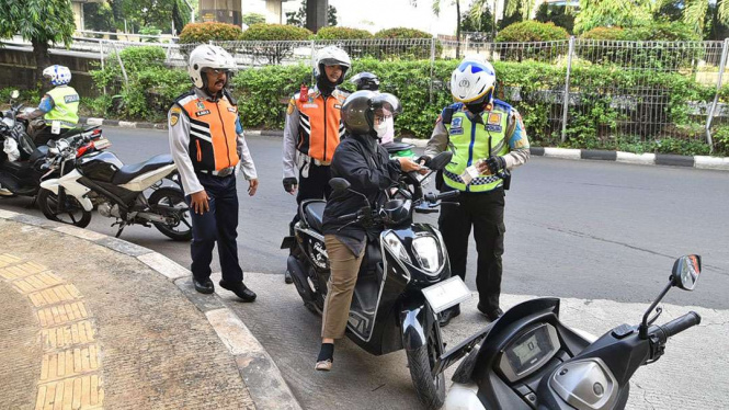 Ratusan kendaraan ditilang Ratusan kendaraan ditilang
