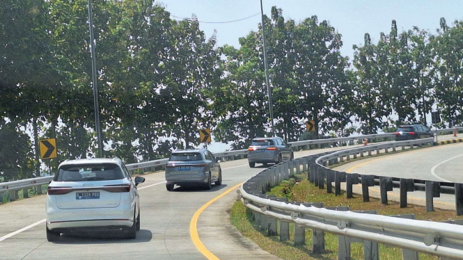 Sensasi Berkendara Jakarta-Bandung Pakai BYD M6, Tanpa Ngecas