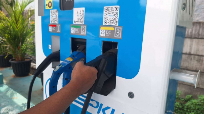 SPKLU di Jakarta bakal terus ditambah, Ruas Jabodetabek, Tol Jagorawi, Tol Jakarta-Tangerang, Tol Jakarta-Cikampek, Ruas Cipularang dan Padaleunyi, Tol Cipularang, Tol Padeluenyi, Ruas Palikanci dan Batang-Semarang, Tol Palikanci, Tol Batang-Semarang, Ruas Semarang Seksi A, B, C dan Semarang-Solo, Tol Semarang Seksi A, B, C, Tol Semarang-Solo, Ruas Solo-Ngawi-Kertosono, Tol Solo-Ngawi, Tol Ngawi-Kertosono, Ruas Surabaya-Mojokerto, Surabaya-Gempol, Pandaan-Malang dan Gempol-Pasuruan, Tol Surabaya-Mojokerto, Tol Surabaya-Gempol, Tol Pandaan-Malang, Tol Gempol-Pasuruan