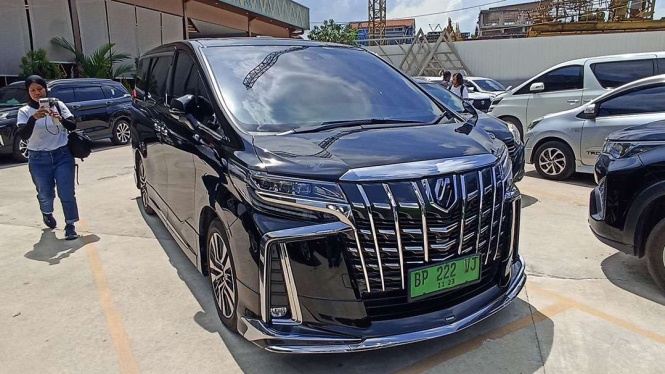 Mobil berpelat hijau