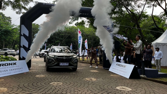 Puluhan Suzuki Fronx Mulai Diserahkan ke Konsumen di Indonesia Puluhan Suzuki Fronx Mulai Diserahkan ke Konsumen di Indonesia