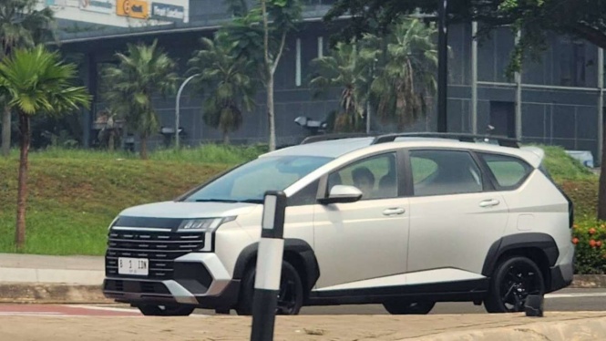 Hyundai Stargazer Cartenz Tertangkap Kamera di Jalan