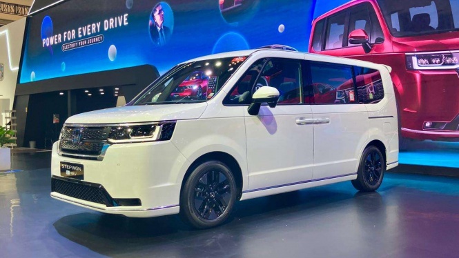 Honda Step Wgn e:HEV, Daftar Mobil Baru di Indonesia 2025, Daihatsu, Lamborghini, Land Rover, Mercedes-Benz, Mitsubishi, Polytron