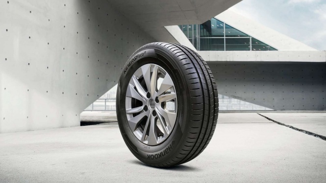 5 Kebiasaan yang Bikin Ban Mobil Cepat Rusak, Jangan Sampai Salah, 1. Mencuci dengan Air Tekanan Tinggi, 2. Memakai Semir Ban, 3. Kerap Menambal Ban Tubeless, 4. Tekanan Angin Terlalu Tinggi, 5. Mencuci Pakai Deterjen