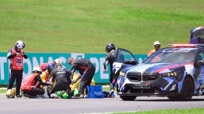 Moto3 Berlanjut Pasca Kecelakaan Fatal, Dorna Tuai Kritik Moto3 Berlanjut Pasca Kecelakaan Fatal, Dorna Tuai Kritik