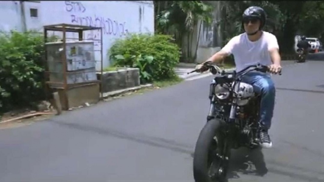 Koleksi Kendaran Omesh Koleksi Kendaran Omesh, Kawasaki Binter Merzy KZ200, Harley Davidson Dyna Sturgis, BMW R 9T Ubran GS, Aprilia Tuareg 660