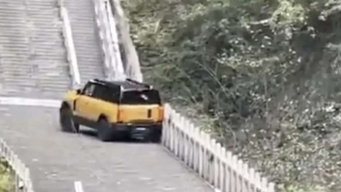 Klarifikasi Chery soal Insiden Fengyun X3L di Gunung Tianmen Klarifikasi Chery soal Insiden Fengyun X3L di Gunung Tianmen