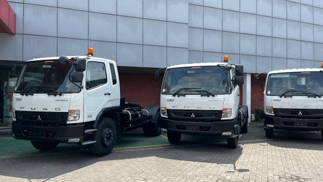 Mitsubishi Fuso Serahkan 10 Fighter X ke Crazy Rich Surabaya Mitsubishi Fuso Serahkan 10 Fighter X ke Crazy Rich Surabaya