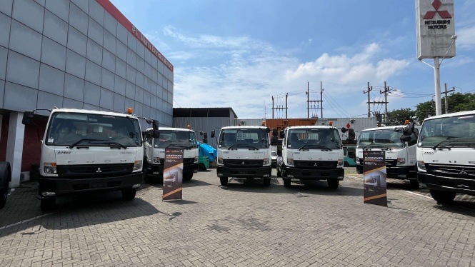 Mitsubishi Fuso Serahkan 10 Fighter X ke Crazy Rich Surabaya Mitsubishi Fuso Serahkan 10 Fighter X ke Crazy Rich Surabaya