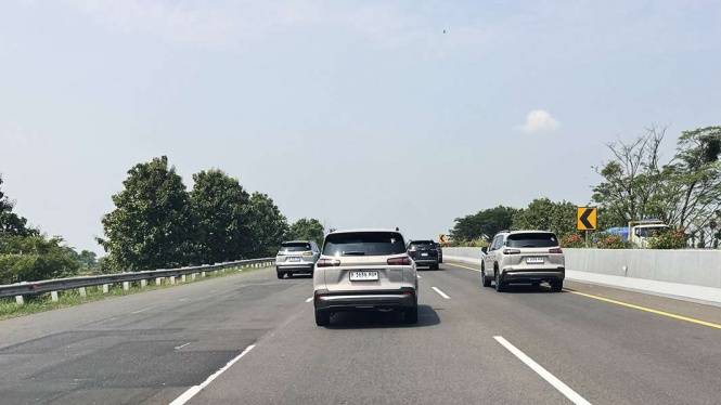 Wuling Eksion Wuling Eksion, Tampilan Wuling Eksion PHEV, Interior Mewah, Posisi Duduk, Impresi Berkendara, Performa, Jarak Tempuh, Kesimpulan