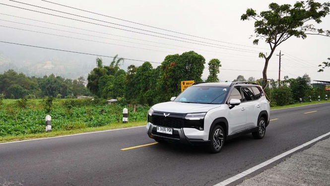 Wuling Eksion Wuling Eksion, Tampilan Wuling Eksion PHEV, Interior Mewah, Posisi Duduk, Impresi Berkendara, Performa, Jarak Tempuh, Kesimpulan