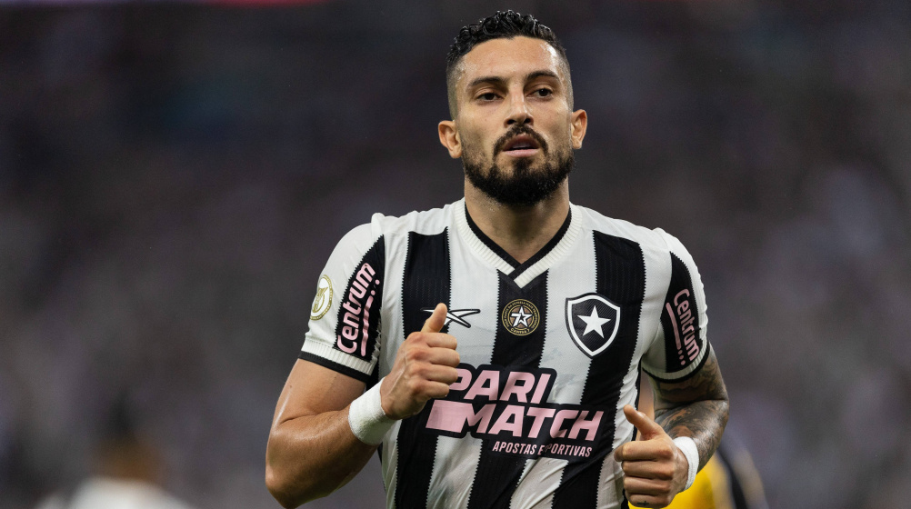 Alex Telles menikmati kariernya di Botafogo, 1. Hugo Lloris (Los Angeles FC), 2. Sergio Ramos (Monterrey), 3. Thiago Silva (Fluminense), 4. Nicolas Otamendi (Benfica), 5. Joao Cancelo (Al-Hilal), 6. Ander Herrera (Boca Juniors), 7. Ruben Neves (Al-Hilal), 8. Alex Telles (Botafogo), 9. Angel Di Maria (Benfica), 10. Edinson Cavani (Boca Juniors), 11. Olivier Giroud (Los Angeles FC)