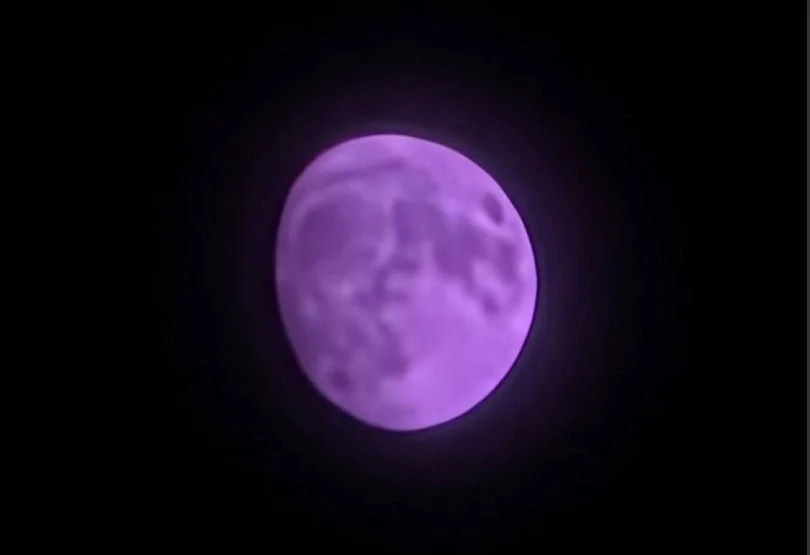 Foto Bulan berubah jadi warna ungu di kamera Samsung Galaxy S25 Ultra