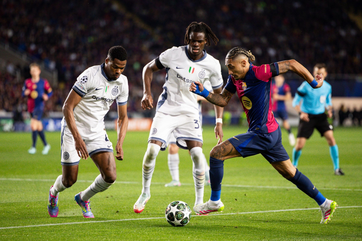 Denzel Dumfries jadi mimpi buruk Barcelona di semifinal Liga Champions