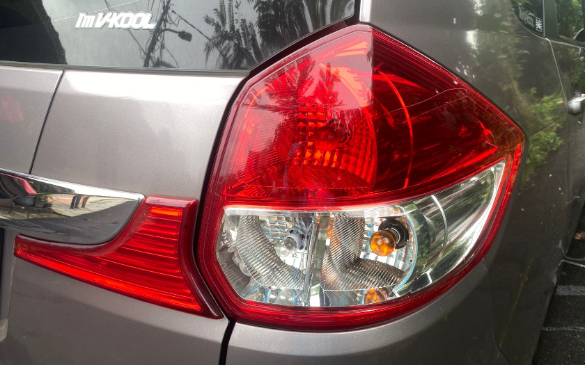 Ngabuburit Bermanfaat, Cuma 10 Menit Panduan Mengganti Bohlam Lampu Rem Suzuki Ertiga