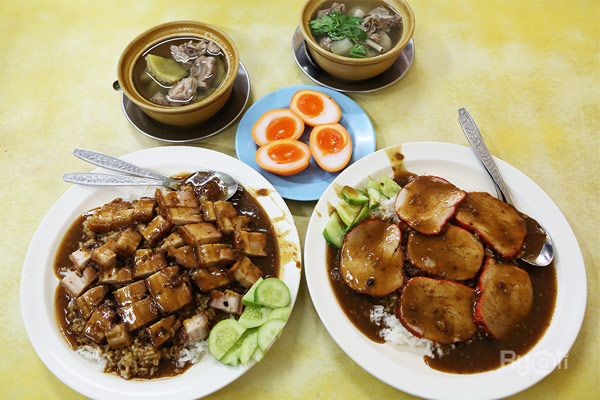 แดงราชาหอยทอด, เปาะเปี๊ยะสด ตรอกสุกร, SO-K cafe, เช็งซิมอี๊ (แป้งกลมอารมณ์ดี), ก๋วยเตี๋ยวตรอกโรงหมู, ข้าวมันไก่พิชัยไก่ตอน, Scoopp, ข้าวขาหมู "มันอยู่ในกระทะ"ตรอกโรงหมู, เบ๊ซุ่นหลี, สีมรกต, สุกี้เตาถ่าน ตรอกโรงหมู, Amass coffee art toys, Kanom Donut, ก๋วยเตี๋ยวหมูตุ๋นเจ๊ปู