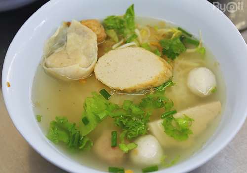 ส้มตำอุทุมพรกสิกรบางลำพู, คาริม โรตีมะตะบะ​, ขนมจีนน้ำยา บางลำภู, เจ้กบบางลำภู ต้มยำกุ้งรอบกลางคืน, Patonggo Cafe, จิระเย็นตาโฟ, ข้าวแกงบางลำพู 2517, ขนมเบื้องแม่ประภา, อาอีซะฮ์ รสดี, พัวกี่, ก๋วยเตี๋ยวลูกชิ้นปลานายง้ำ, โรงนํ้าชา มิตรามิตร, ข้าวแช่แม่ศิริ บางลำพู, พิกุลถั่วแปบแป้งสด, ห้องอาหารกร บางลำพู, เตี๋ยวตุ๋นบ้านสวน สาขาบางลำพู