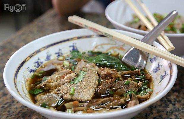 ก๋วยเตี๋ยวผัดงี่เง่า at เจ๊เบญ โอเดี้ยน, ร้านฮั้นโภชนา, เจ๊เฮี้ยง ก๋วยเตี๋ยวลูกชิ้นปลา ตลาดน้อย, ข้าวต้มปลาตลาดน้อย, Baan Chim Cha, อาฉีไก่ทอด, มานพ สุกี้รถกระบะ, แดงราชาหอยทอด, โจ๊ก เจ๊หมวยเกี้ย-ดั้งเดิม, เป็ดตุ๋นเจ้าท่า, ซี่โครงปราณ, คุณปุ๊กะหรี่ปั๊บ ณ ตลาดน้อย, แต้เล่าจิ้นเส็ง, Li Bing Waffle Parlour, Mana Craft, Jap Bread ตลาดน้อย, ฮงเซียงกง